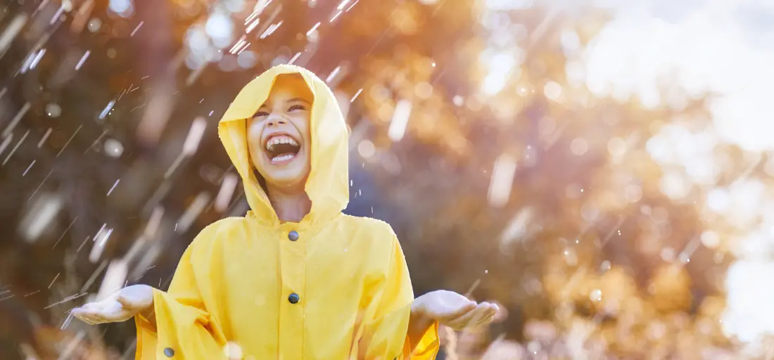 Jesienne zabawy z dzieckiem: pomysły na kreatywne spędzanie czasu w domu i na zewnątrz